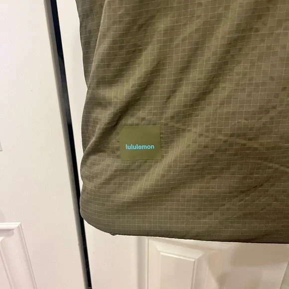 Lululemon Insulated Hiking Vest in olive green - Picture 8 of 8